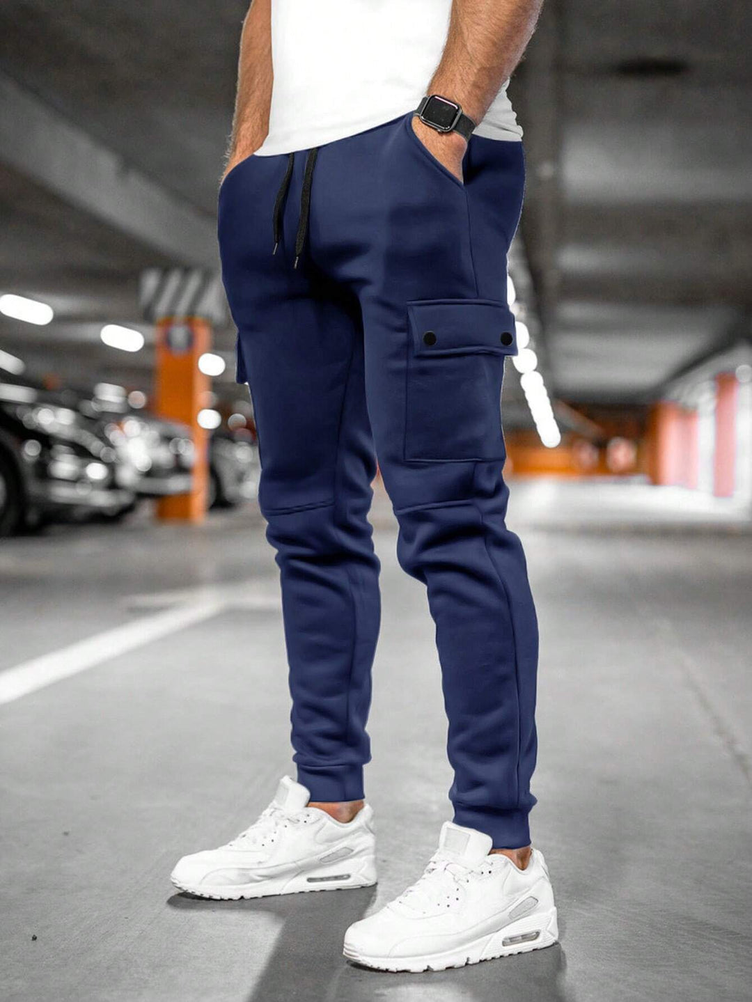 Czarne męskie spodnie jogger slim fit Leland. Styl cargo streetwear, męska moda.