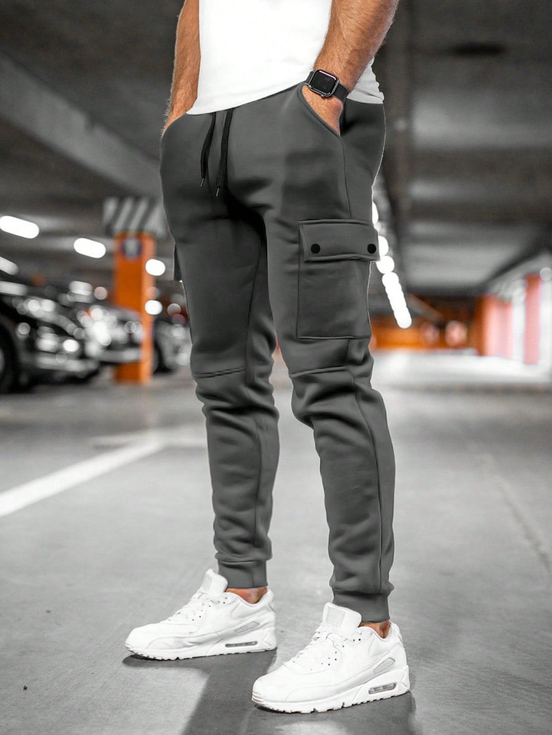 Męskie joggery slim fit cargo Leland, widok z tyłu. Streetwearowy design, komfort noszenia.