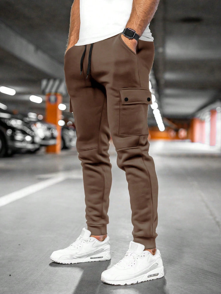 Nowoczesne męskie spodnie jogger slim fit Leland. Cargo streetwear, zgodne z trendami.