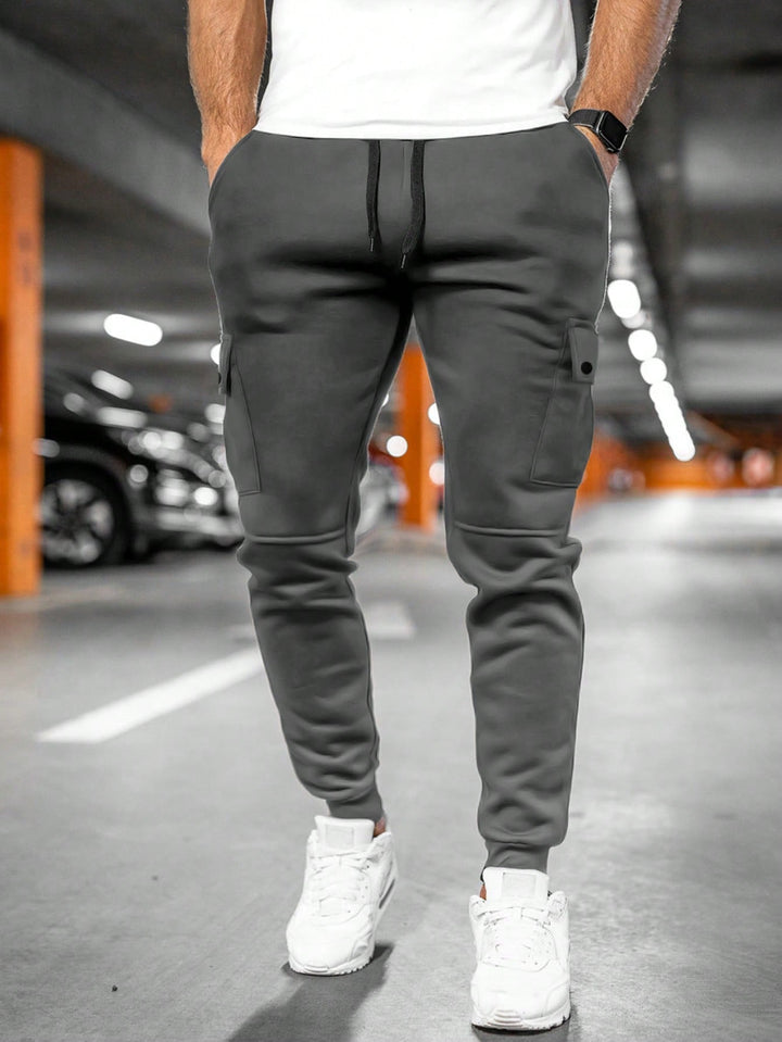 Męskie spodnie jogger cargo slim fit Leland. Casualowy styl na co dzień, moda miejska.