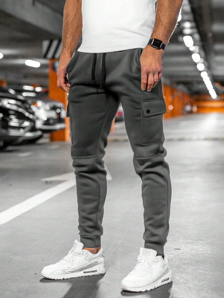 Komfortowe męskie joggery slim fit Leland, streetwearowe spodnie cargo. Wygoda i styl.