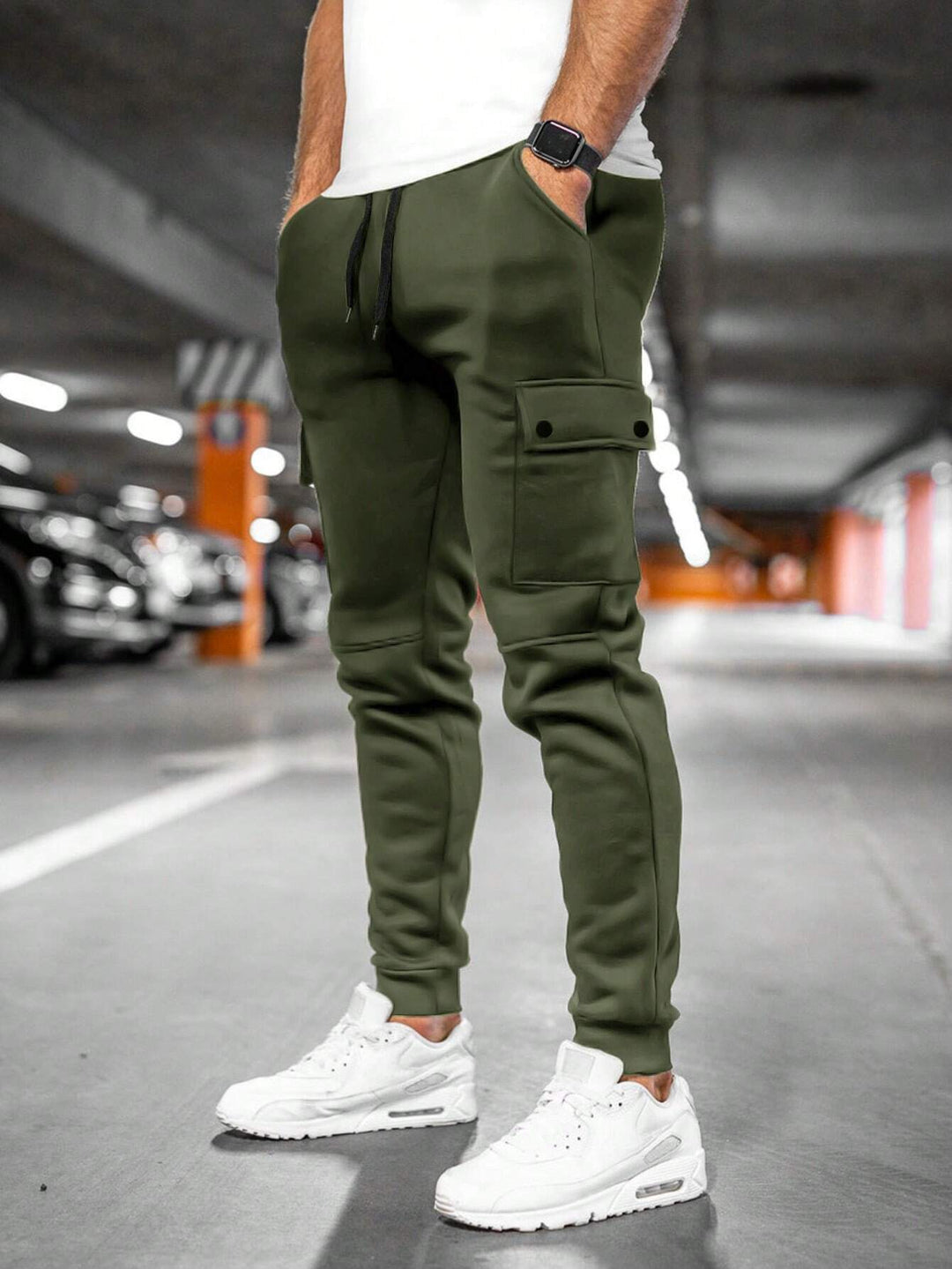 Spodnie męskie cargo jogger Leland, slim fit, z praktycznymi kieszeniami. Funkcjonalny design.