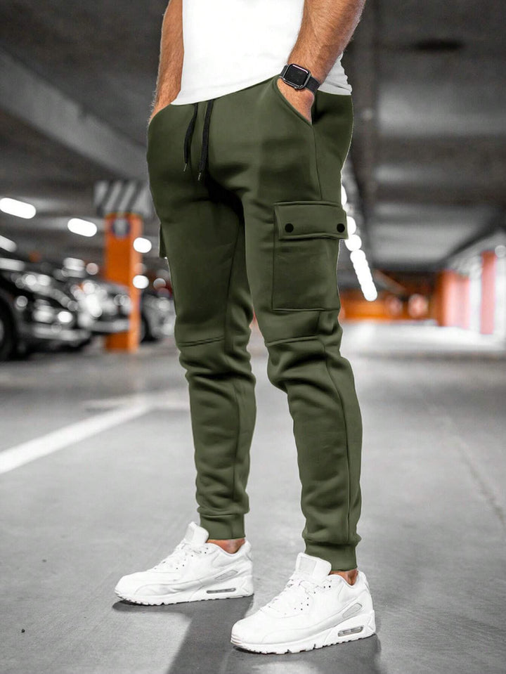 Spodnie męskie cargo jogger Leland, slim fit, z praktycznymi kieszeniami. Funkcjonalny design.