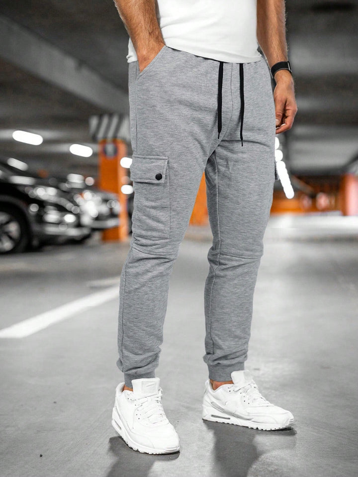 Uniwersalne męskie joggery slim fit Leland. Streetwearowe spodnie cargo na różne okazje.