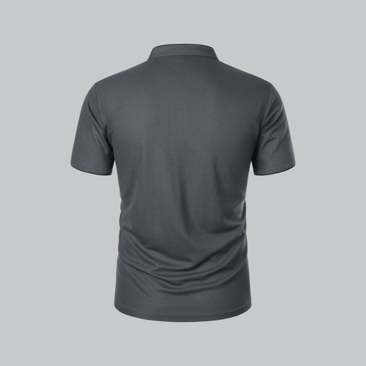 Klasyczna męska polo z zamkiem, krótki rękaw. Idealna do stylizacji casual i smart casual.