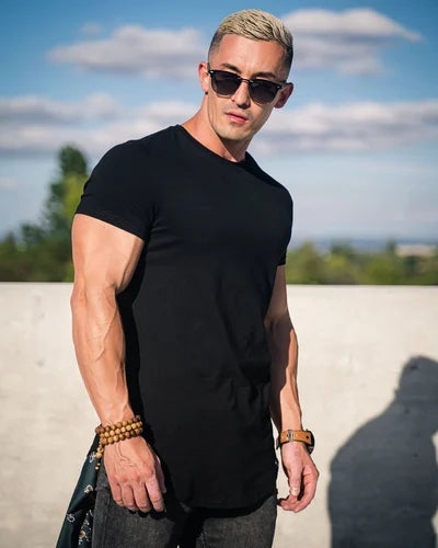 Modna męska koszulka slim fit z dekoltem V, granatowa, podkreślająca sylwetkę, na lato.
