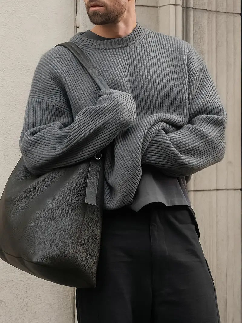 Klasyczny męski sweter prążkowany w kolorze szarym z dekoltem crew neck. Komfortowy sweter do codziennych stylizacji.