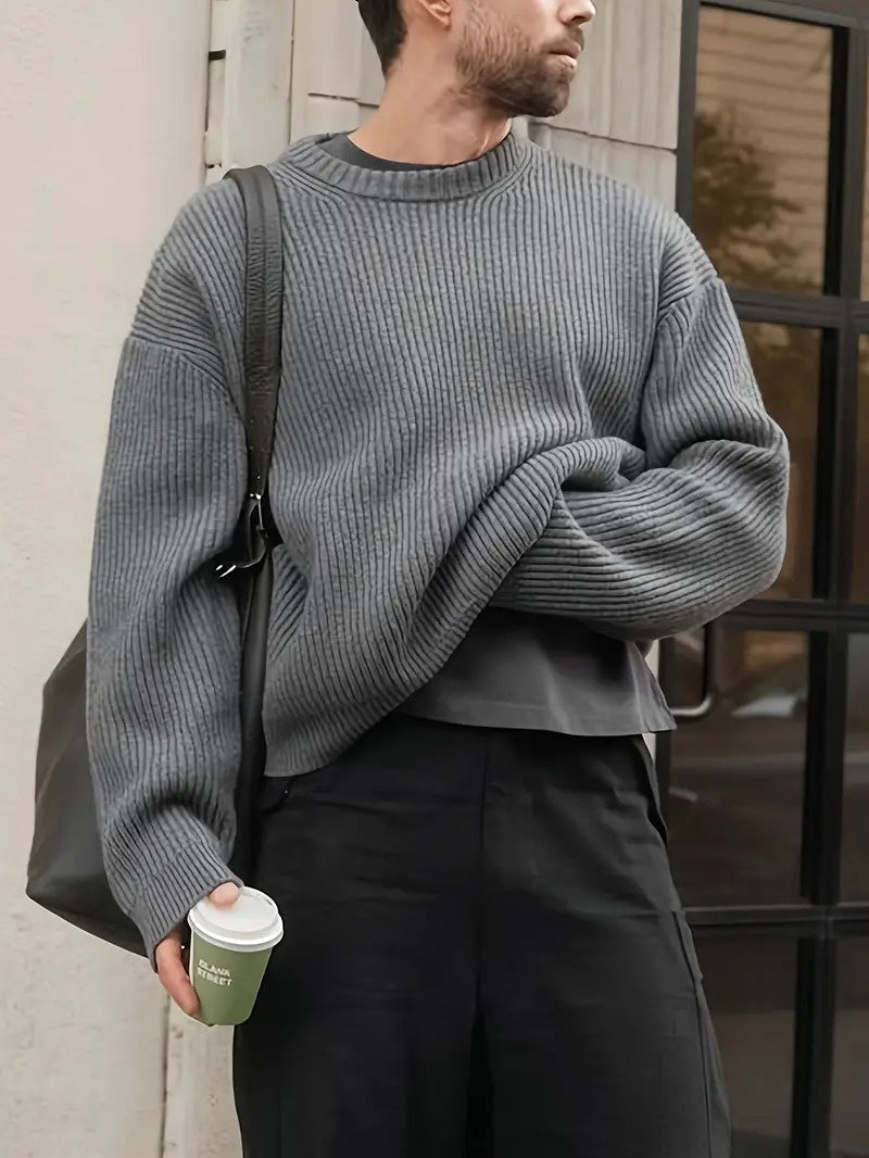 Stylowy szary sweter męski z prążkowanej dzianiny, z okrągłym dekoltem. Doskonały do jesiennych i zimowych outfitów.