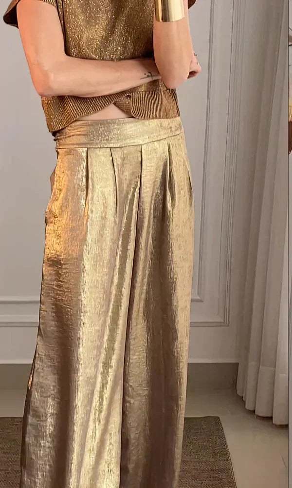 Dwuczęściowy komplet damski Leigh w złotym kolorze, z metalicznym połyskiem, na eleganckie letnie wyjścia.
