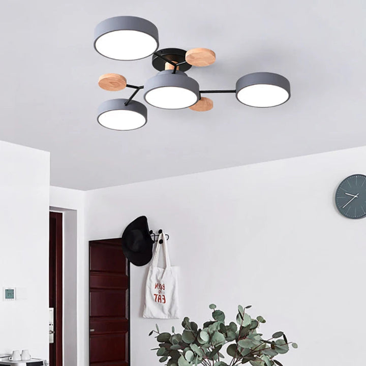 Lampa sufitowa designerska, smukła. Metalowa, ręcznie wykończona oprawa LED do nowoczesnego oświetlenia wnętrz.