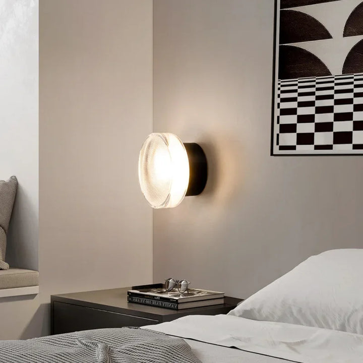 Lampa ścienna LED z minimalistycznym designem, okrągła, metalowa. Nowoczesne oświetlenie wnętrz.