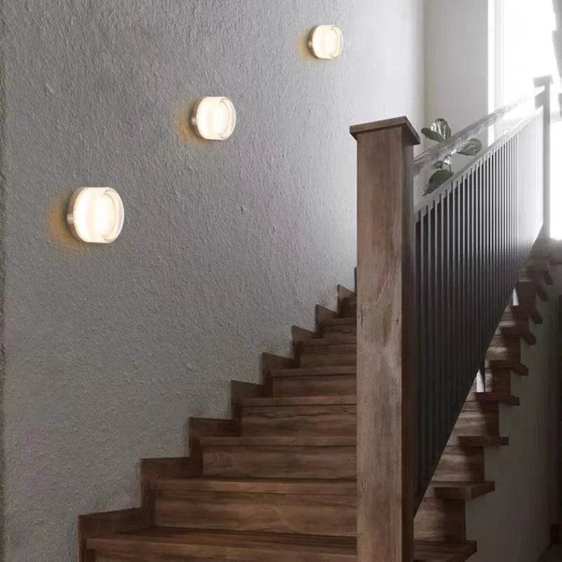 Minimalistyczna lampa ścienna LED, oświetlenie do salonu. Okrągła forma, nowoczesna estetyka.
