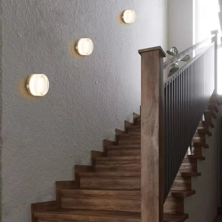 Minimalistyczna lampa ścienna LED, oświetlenie do salonu. Okrągła forma, nowoczesna estetyka.
