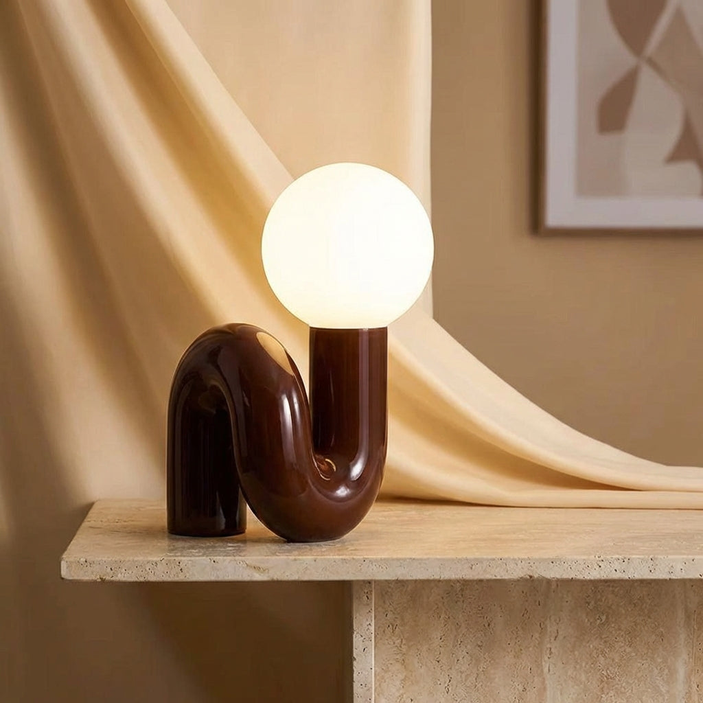 Nowoczesna rzeźbiarska lampa stołowa Arcavita, stylowe oświetlenie LED idealne do salonu lub sypialni.