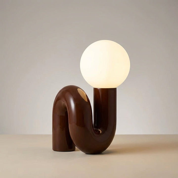 Designerska lampa stołowa Arcavita o unikalnym rzeźbiarskim kształcie, elegancka dekoracja wnętrz.