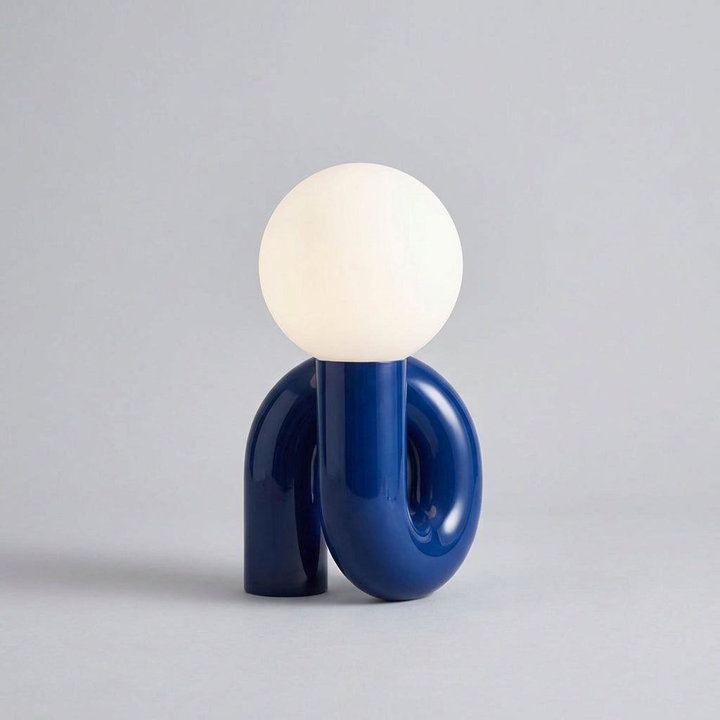 Elegancka lampa stołowa Arcavita, rzeźba świetlna, która wnosi styl i nowoczesność do każdego wnętrza.