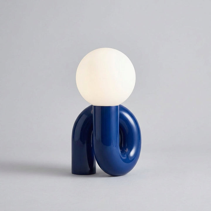 Elegancka lampa stołowa Arcavita, rzeźba świetlna, która wnosi styl i nowoczesność do każdego wnętrza.