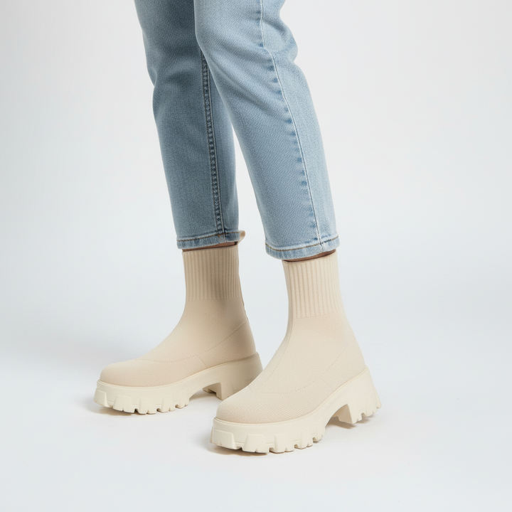 Damskie botki na platformie. Modne, czarne buty na obcasie, wygodne obuwie do wiosennych i jesiennych stylizacji.