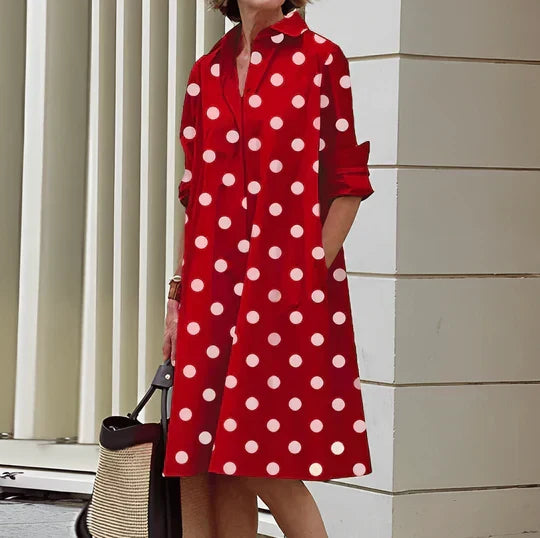 Luźna damska sukienka koszulowa Faustine. Minimalistyczny design, zapinana na guziki. Wygodna i modna na każdą okazję.