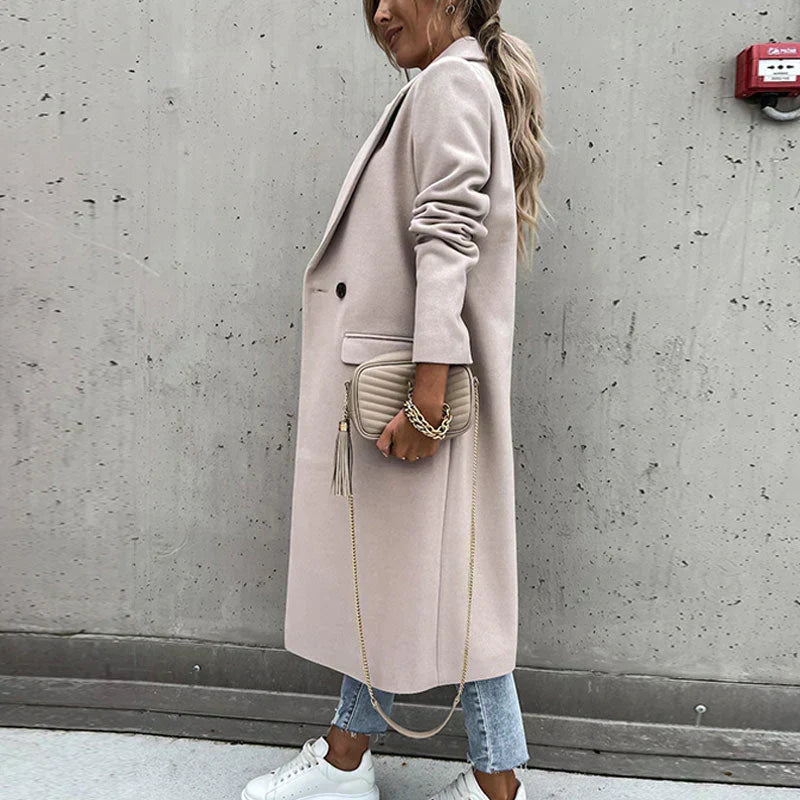 Smukły długi płaszcz damski przejściowy, z guzikami. Klasyczna linia, elegancka moda damska.