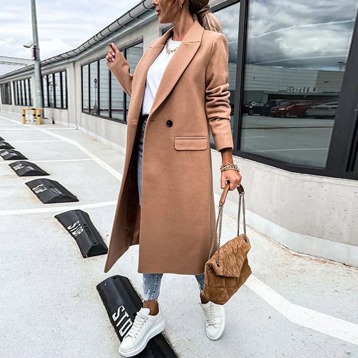 Klasyczny długi płaszcz damski z ozdobnymi guzikami, idealny na chłodniejsze dni. Elegancki fason.