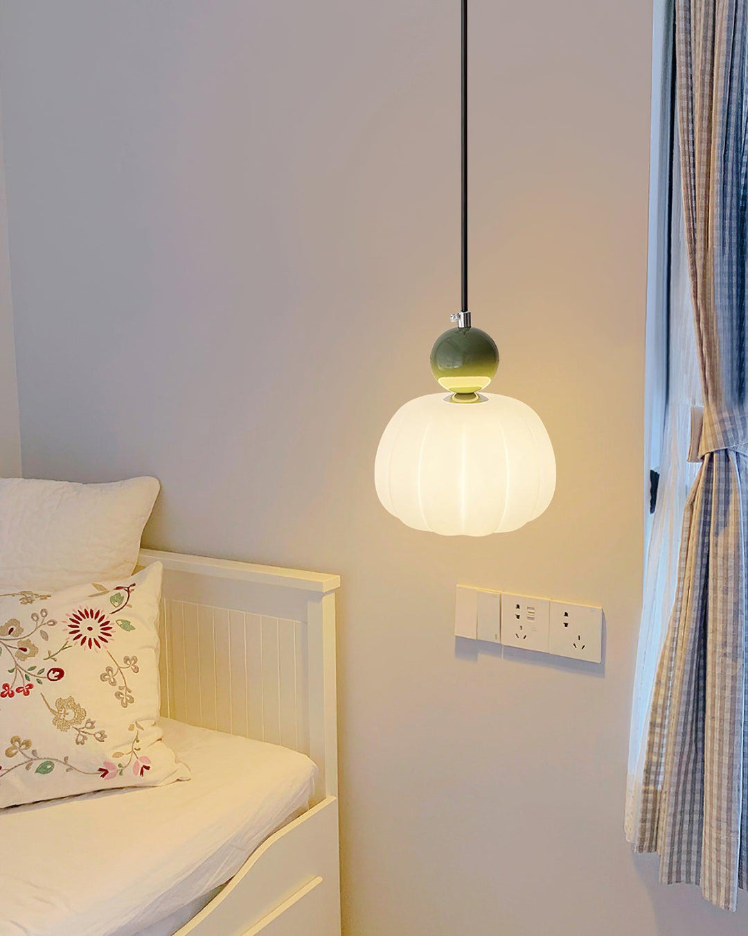 Minimalistyczna lampa wisząca skandynawska kula do sypialni. Zapewnia przytulny blask, akryl/metal.