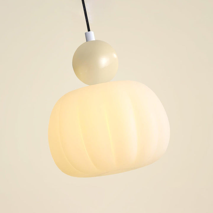 Designerska lampa wisząca kula do pokoju dziennego. Akryl, metal, skandynawski styl, ciepłe światło.