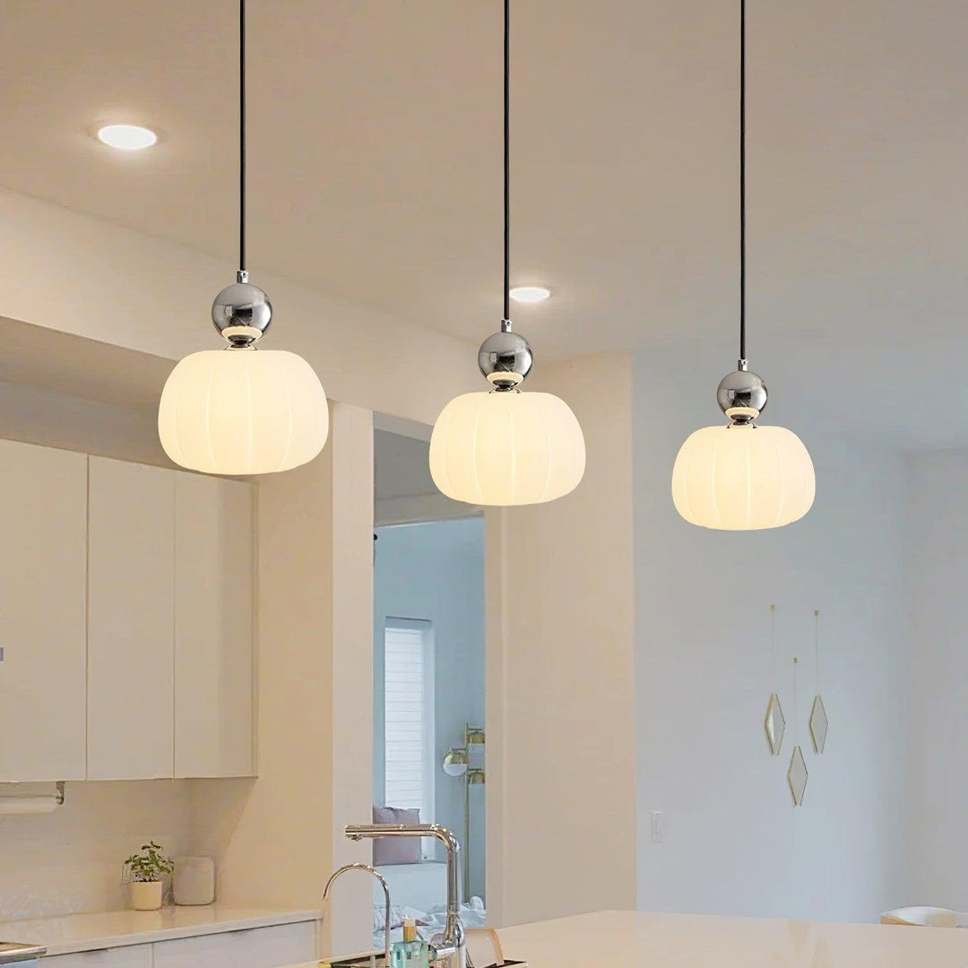 Designerska lampa wisząca kula do jadalni, oświetla stół. Skandynawski minimalizm, biały akryl.