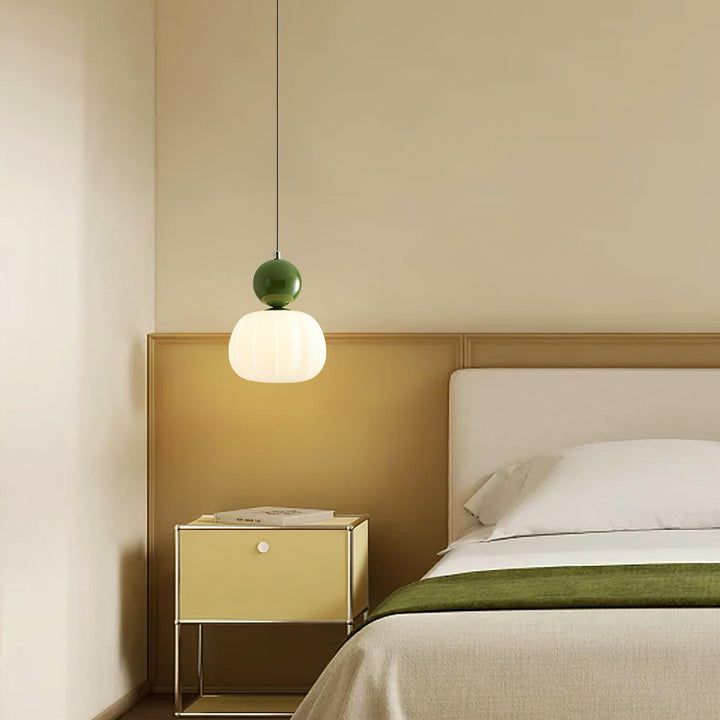 Elegancka lampa wisząca kula z akrylu i metalu w stylu skandynawskim. Idealna do jadalni i salonu.
