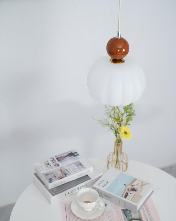 Lampa wisząca skandynawska kula z akrylu, zbliżenie. Designerskie oświetlenie do nowoczesnych wnętrz.