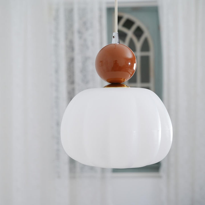 Lampa wisząca kula tworząca przytulny blask. Akrylowy klosz, skandynawski design do salonu/jadalni.