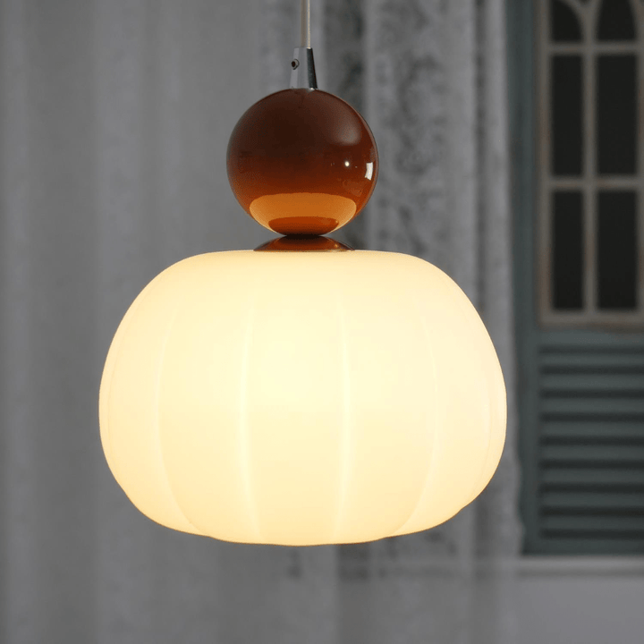 Lampa wisząca skandynawska kula z białego akrylu i metalu. Nowoczesne oświetlenie do wnętrz.