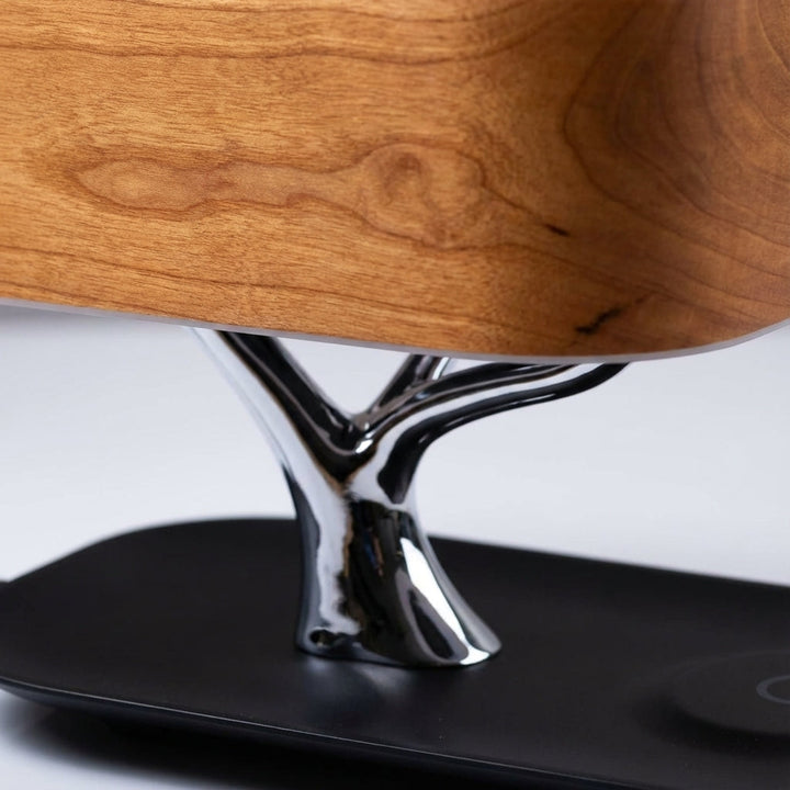 Lampa biurkowa Treonix z wbudowaną bezprzewodową ładowarką do smartfonów, zapewniająca wygodę w biurze i w domu.