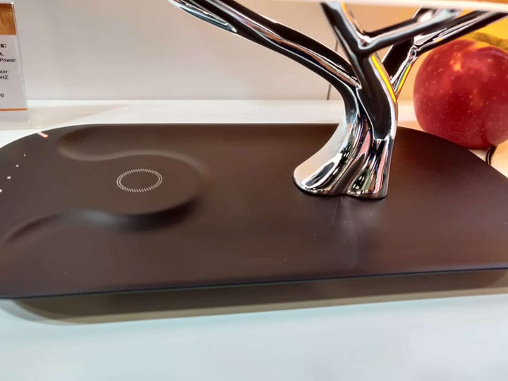 Treonix: nowoczesna lampa biurkowa LED z bezprzewodową ładowarką i głośnikiem Bluetooth, idealna do oświetlenia.