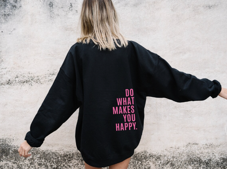 Damski sweter Leandra z kapturem i nadrukiem. Stylowa, oversize'owa bluza, idealna odzież damska na jesień.