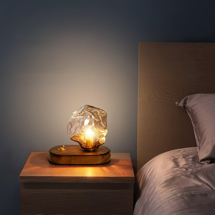 Lampa LumenRock z czujnikiem ruchu, emitująca ciepłe światło. Bezprzewodowa, nowoczesna lampa stołowa do domu.