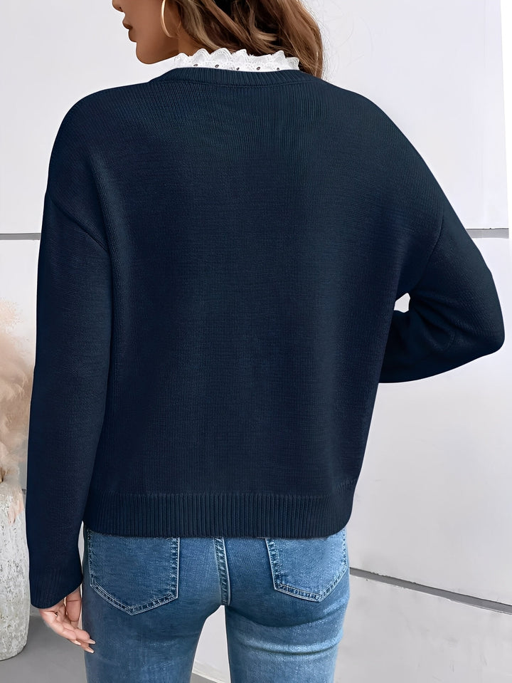 Elegancki sweter damski z delikatną koronką przy dekolcie V, kobiecy styl casual.