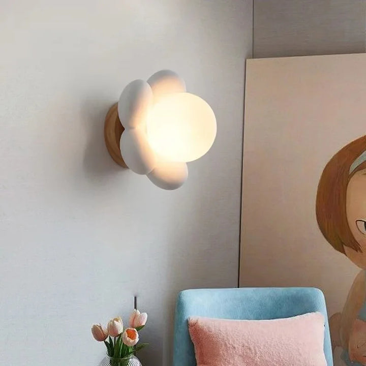 Elegancka lampa ścienna LED kwiat do wnętrz. Romantyczne oświetlenie i piękna dekoracja ściany.