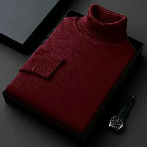 Sweter męski z golfem na modelu, prezentujący elegancki krój. Miękki i ciepły.
