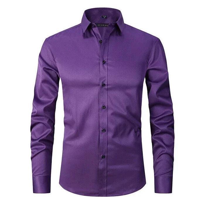 Mężczyzna w modnej, dopasowanej koszuli slim fit. Elastyczna męska koszula z długim rękawem na smart casual.