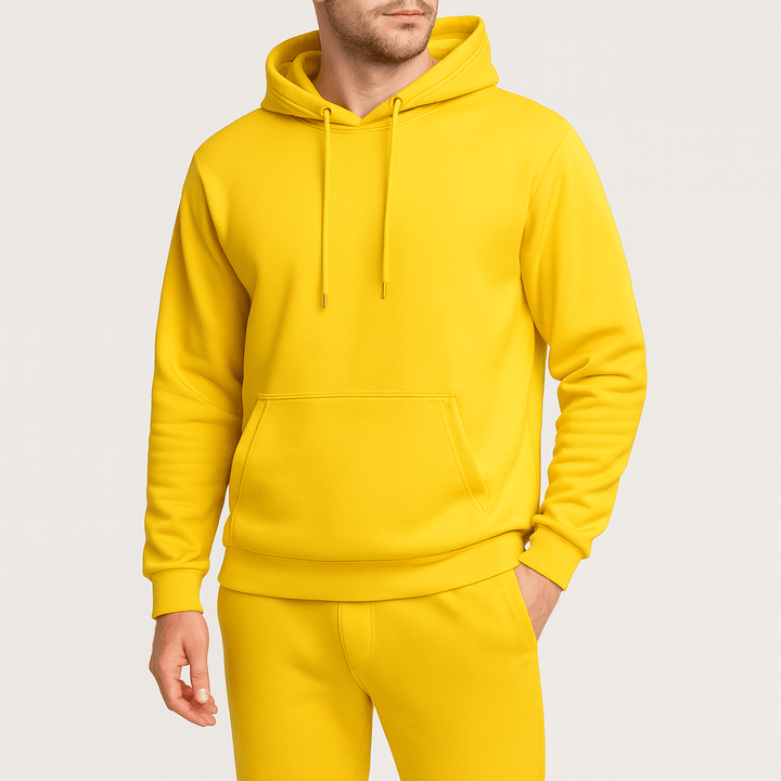 Model prezentujący czarny dres męski elastyczny. Komfortowy krój na trening, aktywność i streetwear.