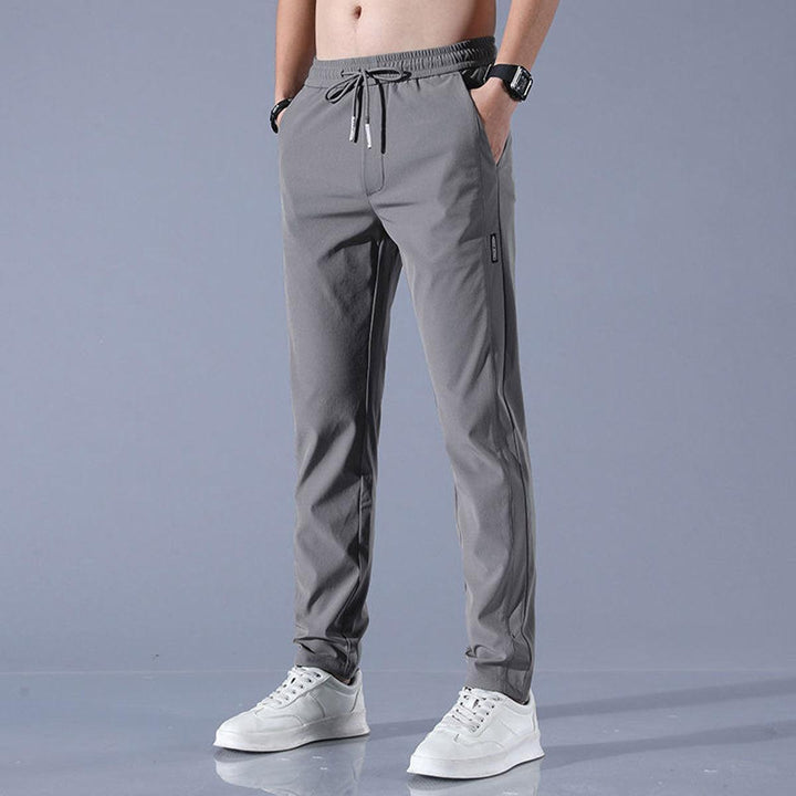 Męskie spodnie sportowe slim fit, szybkoschnące, idealne do aktywności i na co dzień.