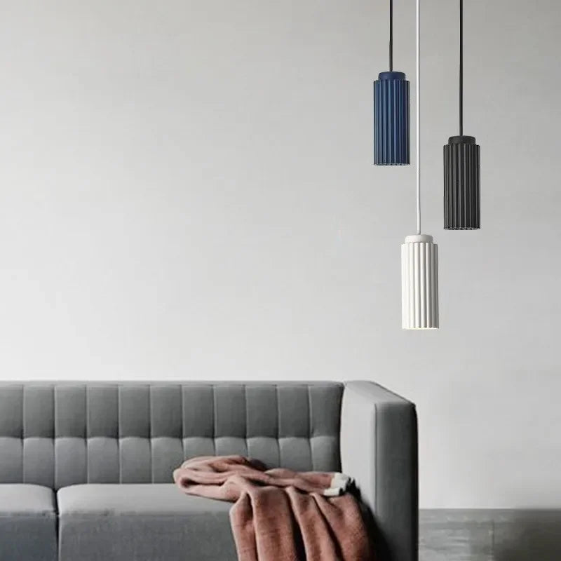 Nowoczesna lampa sufitowa LED, skandynawski design, idealna do salonu. Biała, minimalistyczna oprawa oświetleniowa.