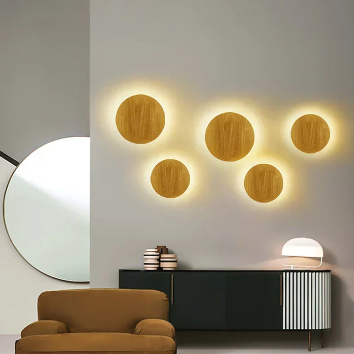 Drewniana lampa ścienna LED w minimalistycznym, skandynawskim stylu do salonu lub sypialni.