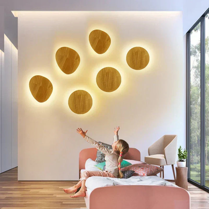 Drewniana lampa ścienna LED z naturalnego drewna, skandynawski design oświetlenia.