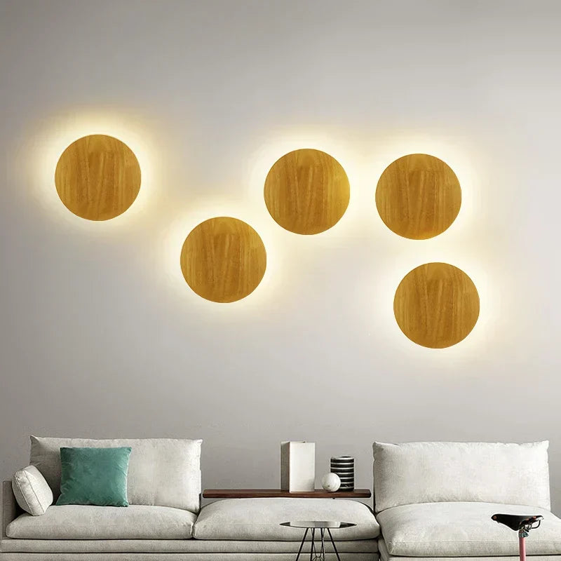 Stylowa drewniana lampa ścienna LED, elegancja i skandynawski minimalizm do wnętrz.