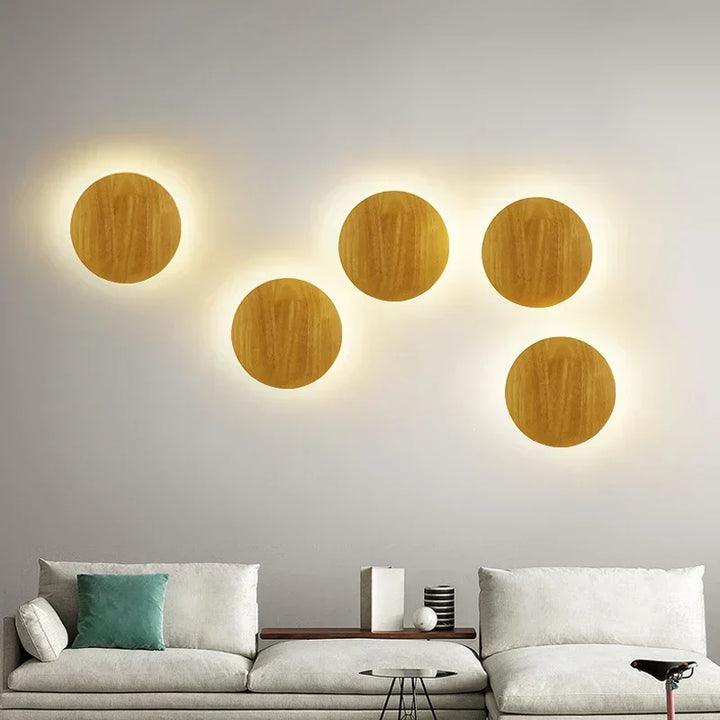 Stylowa drewniana lampa ścienna LED, elegancja i skandynawski minimalizm do wnętrz.