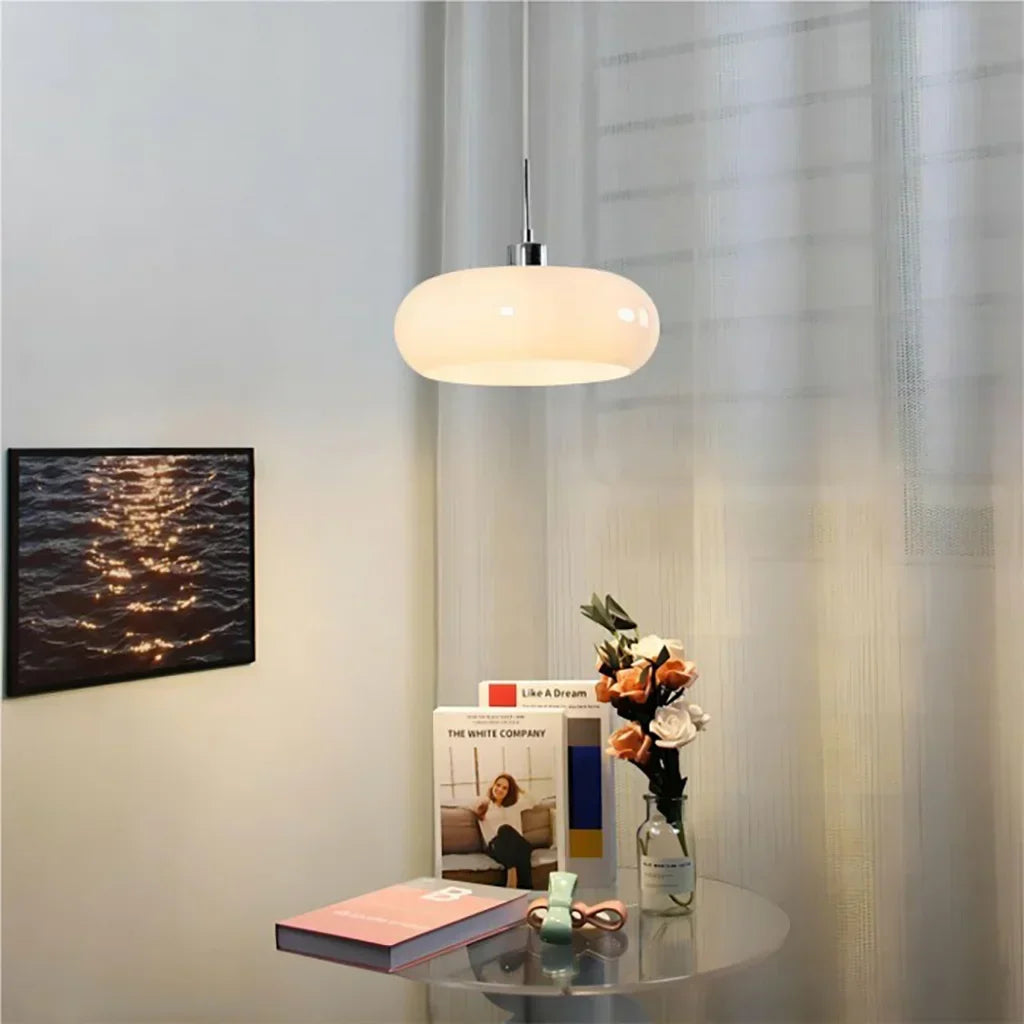 Nowoczesna szklana lampa wisząca, skandynawski styl. Oświetlenie sufitowe do salonu.