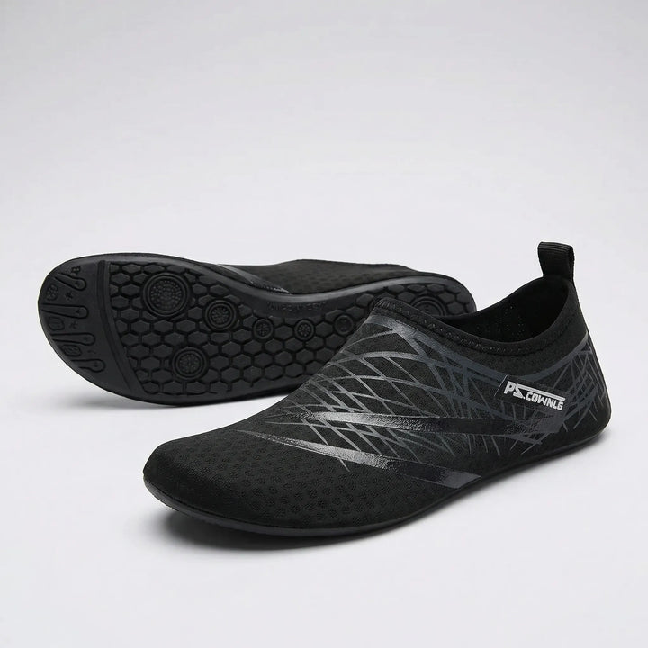 Para uniwersalnych butów wodnych slip-on, gotowych na sporty wodne. Elastyczne, szybkoschnące i komfortowe.