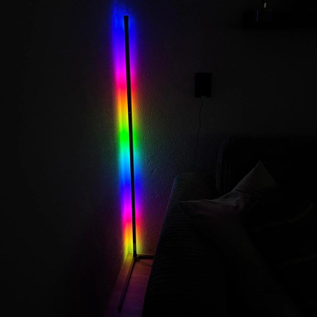 Ściemnialna lampa podłogowa LED z pilotem do salonu. Tworzy nastrojową atmosferę, energooszczędna.